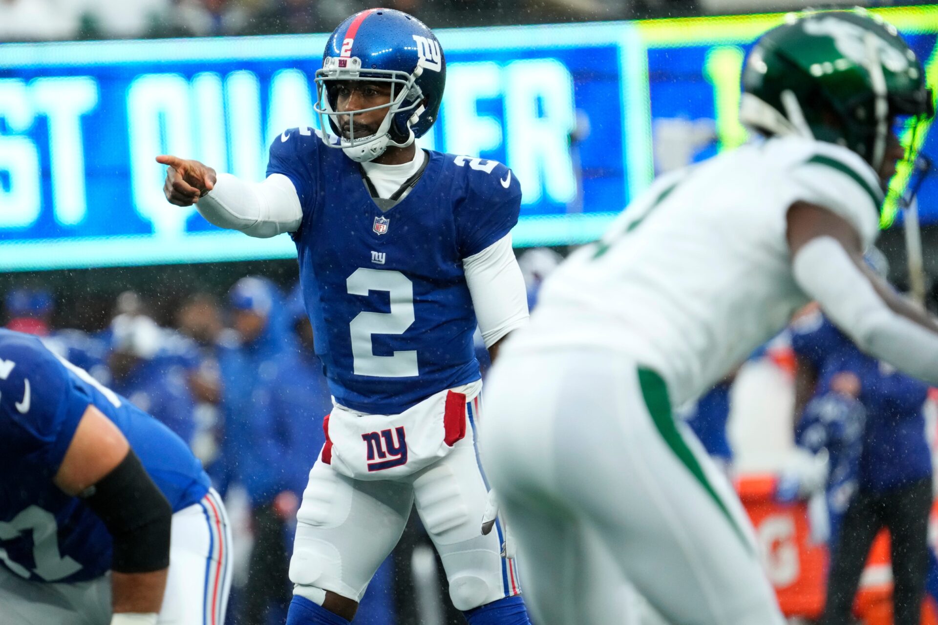 New York Giants QB Tyrod Taylor (2) points out the defense against the Jets.