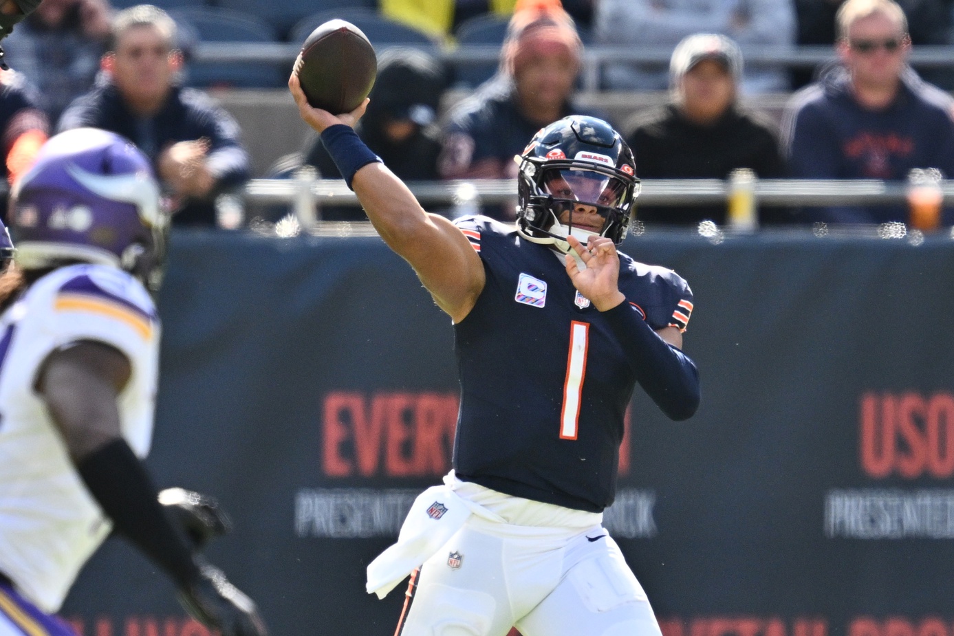Chicago Bears QB Justin Fields leaves loss to Vikings with right hand injury