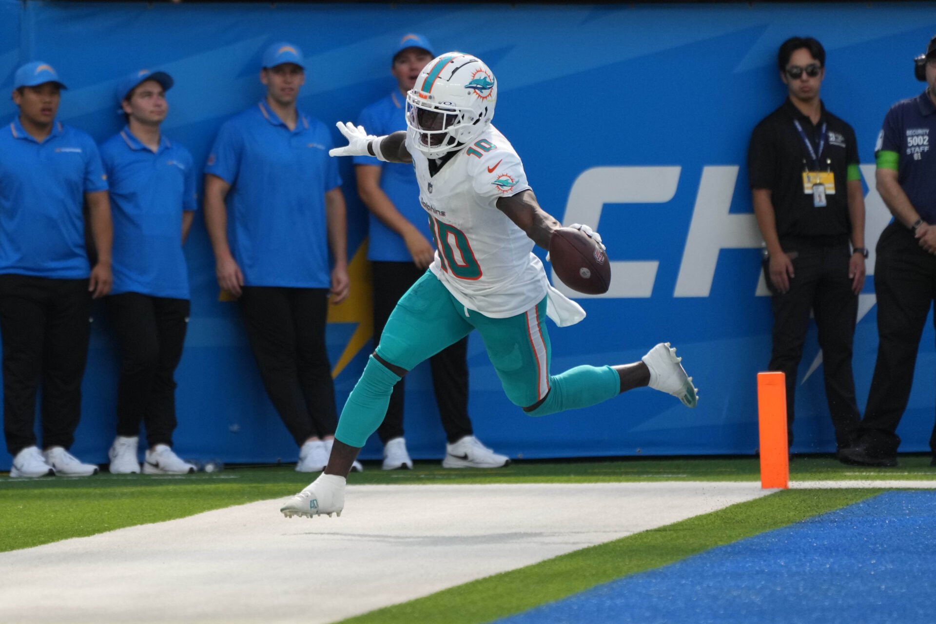 Miami Dolphins wide receiver Tyreek Hill (10) celebrates after catching a 35-yard touchdown pass in the third quarter against the Miami Dolphins at SoFi Stadium.