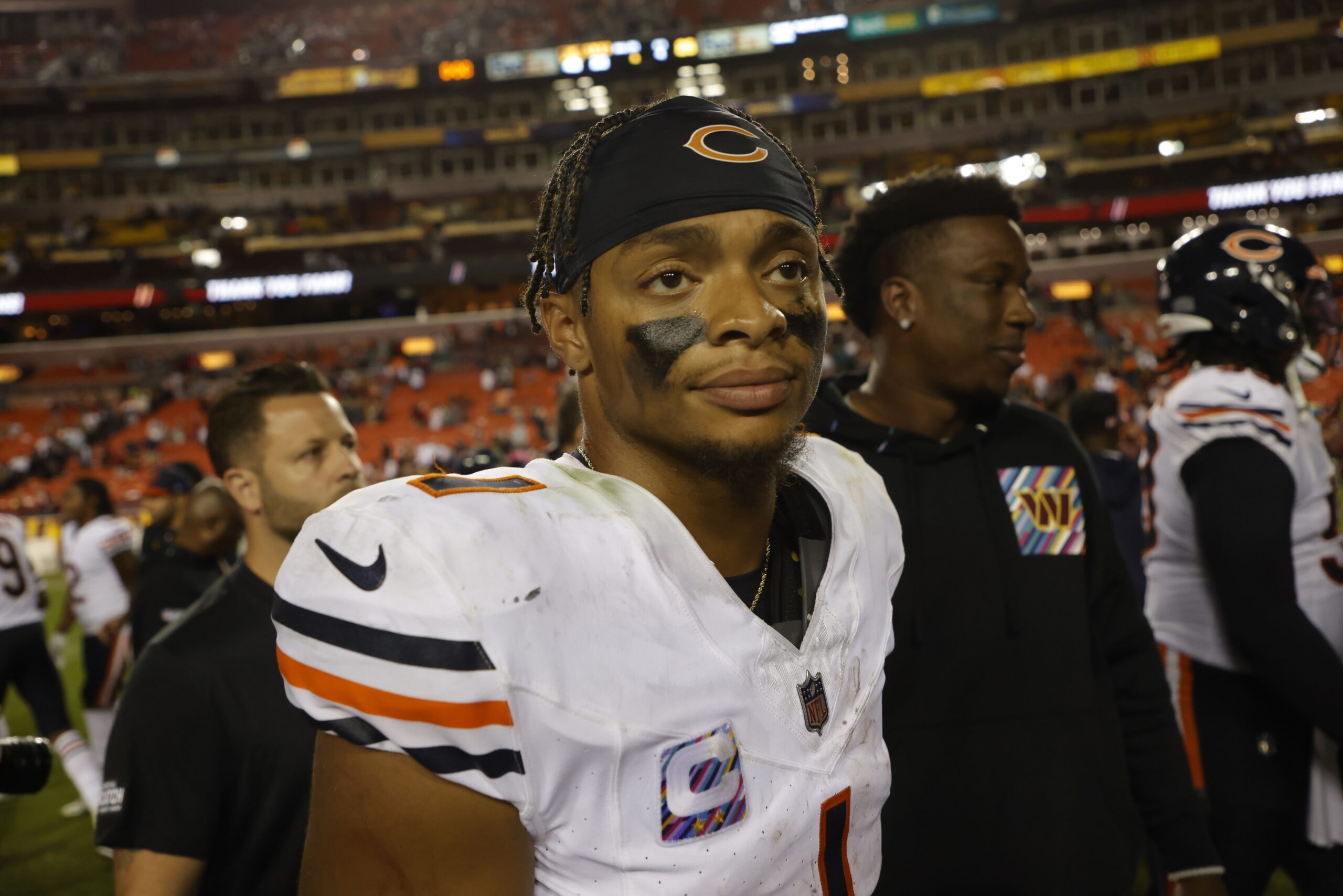 Chicago Bears QB Justin Fields leaves loss to Vikings with right hand  injury