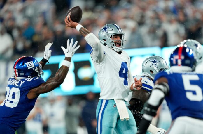 Dallas Cowboys QB Dak Prescott (4) throws a pass against the New York Giants.