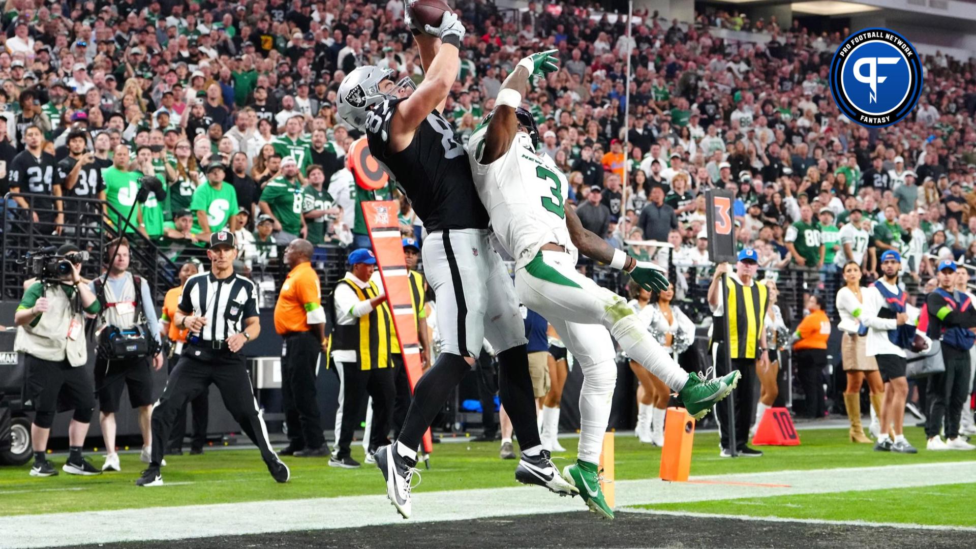 Las Vegas Raiders TE Michael Mayer (87) reaches up for a touchdown against the New York Jets.