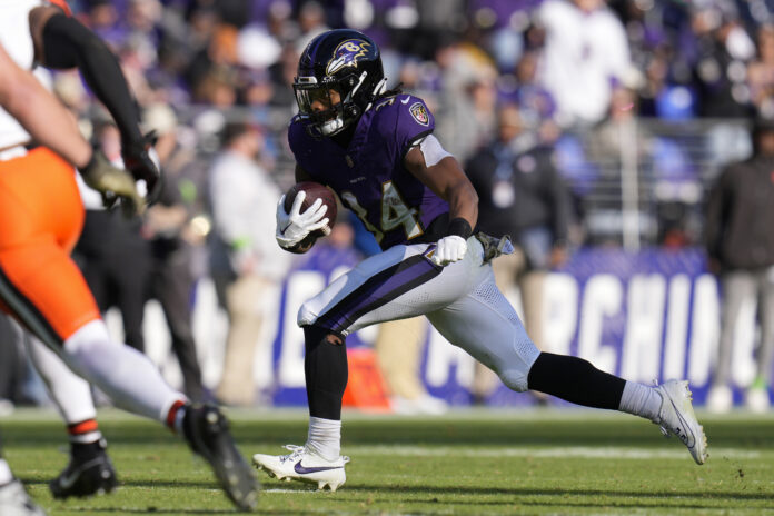 Baltimore Ravens running back Keaton Mitchell (34) runs with the ball against the Cleveland Browns during the second quarter at M&T Bank Stadium.