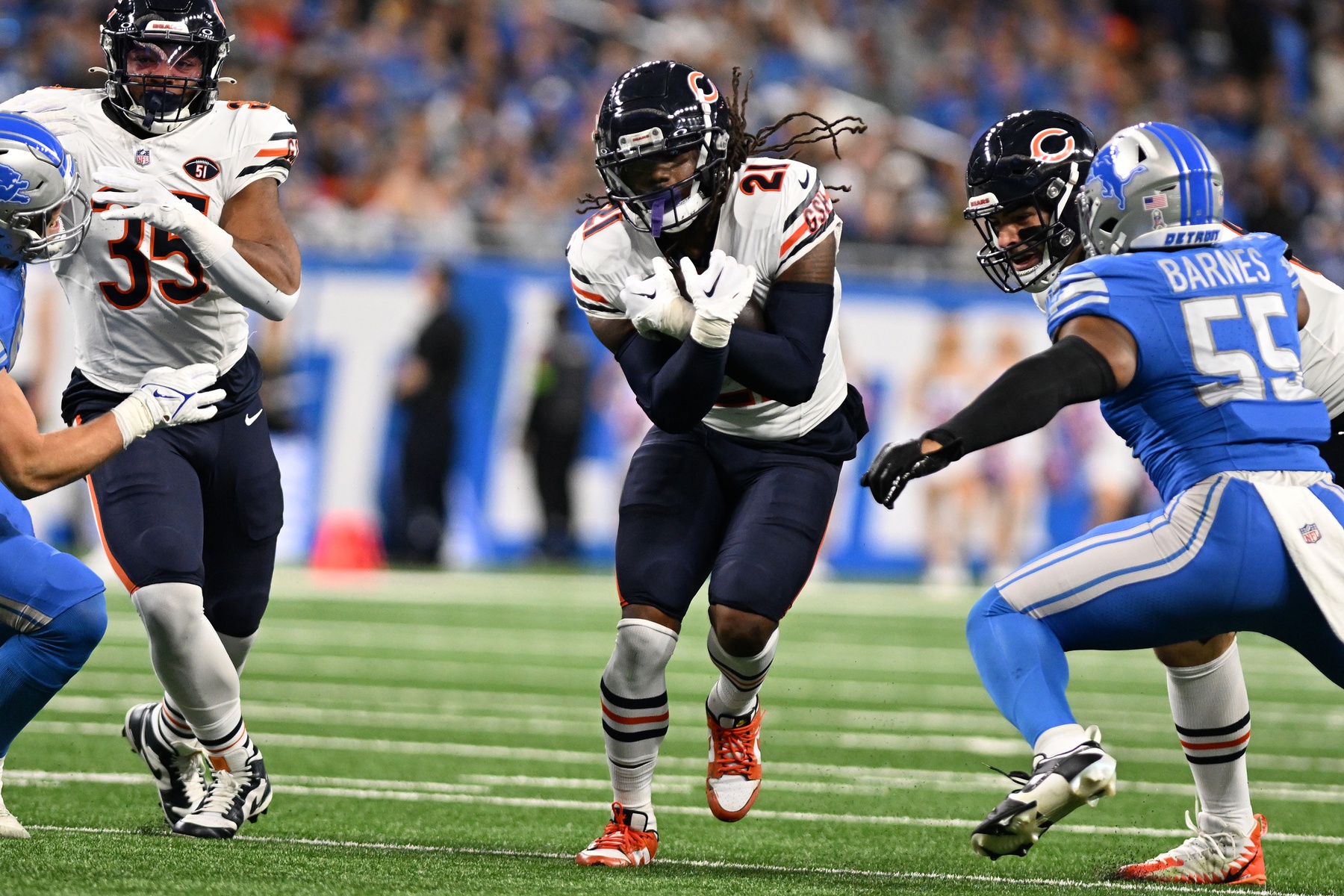 Chicago Bears RB D'Onta Foreman (21) runs the ball against the Detroit Lions.
