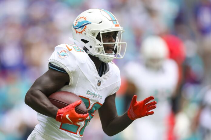 Miami Dolphins RB De'Von Achane (28) runs with the football against the New York Giants.