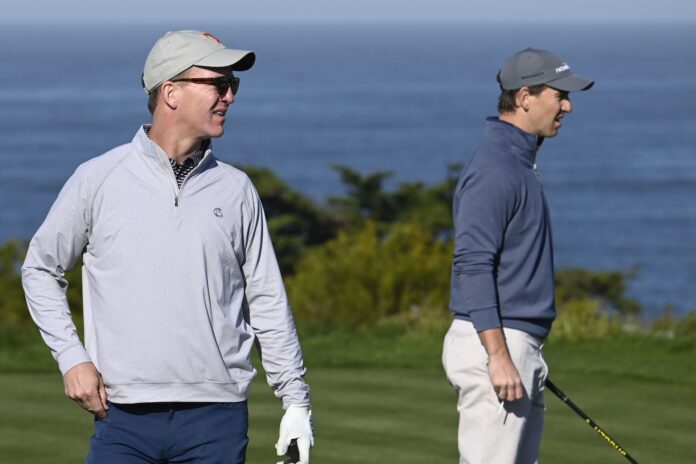 Brothers Peyton and Eli Manning playing golf at a tournament.