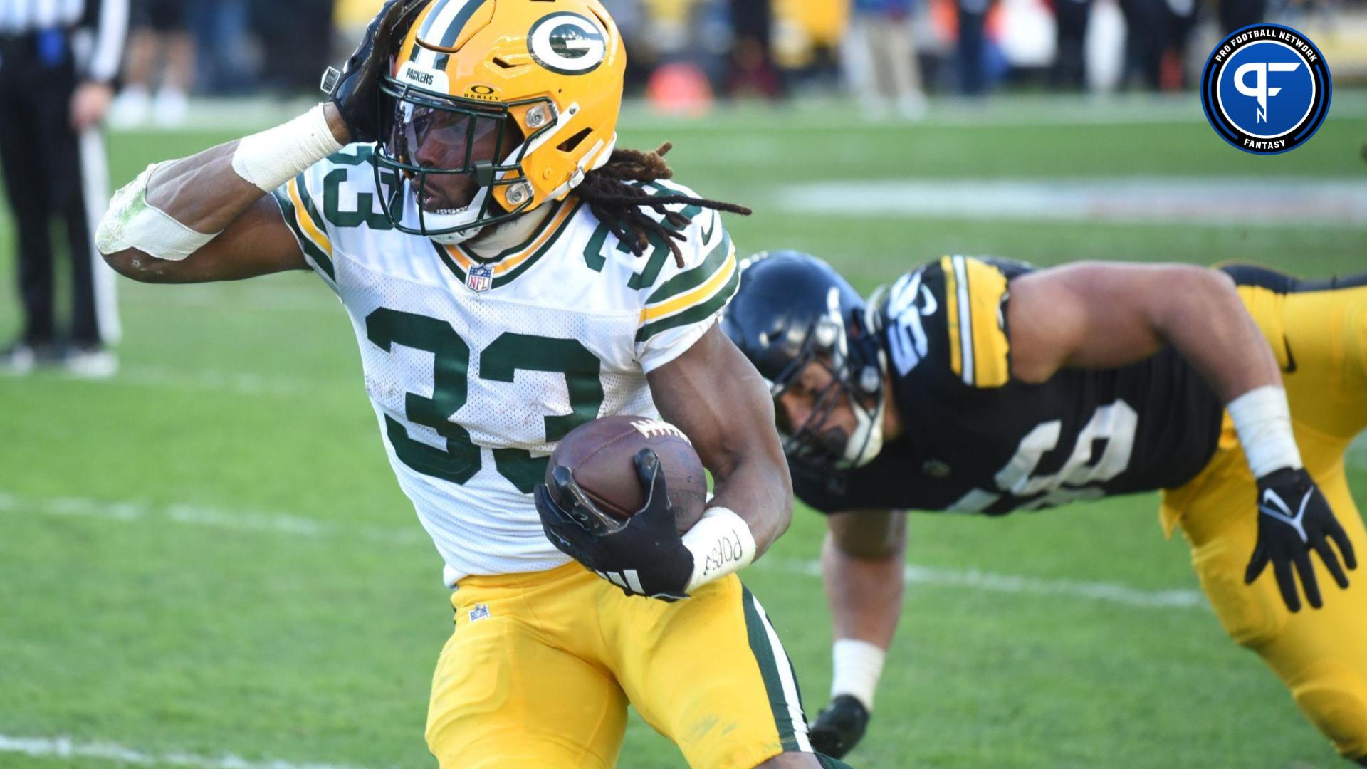 Green Bay Packers RB Aaron Jones (33) runs with the ball against the Pittsburgh Steelers.