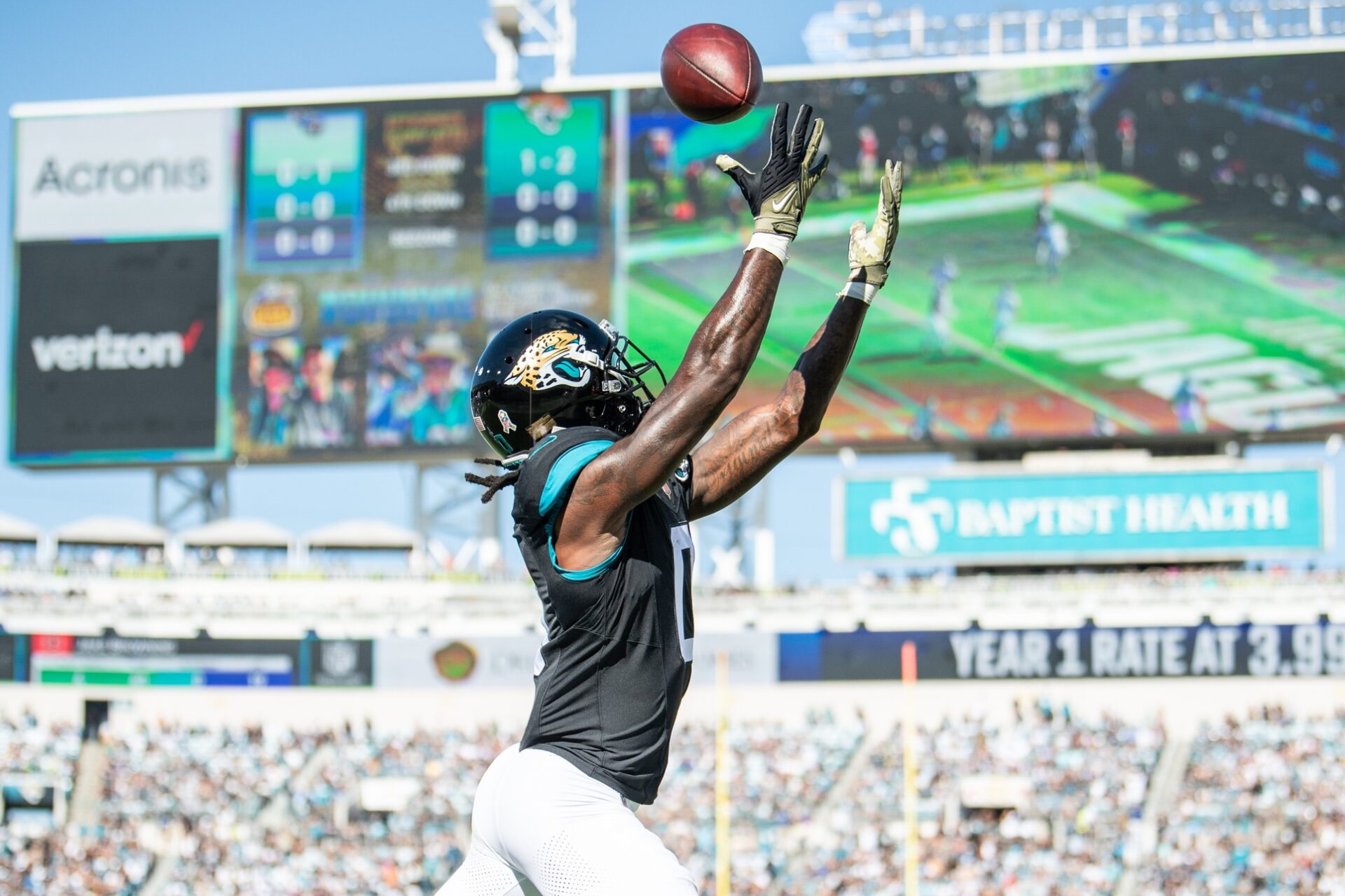 Jacksonville Jaguars wide receiver Calvin Ridley (0) makes the catch for a touchdown against the Tennessee Titans in the first quarter at EverBank Stadium.