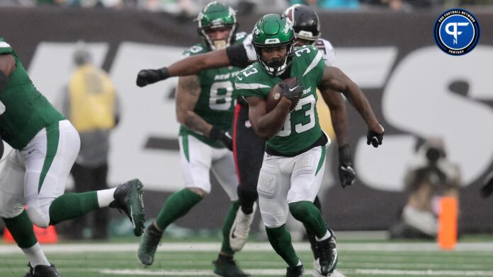 New York Jets running back Dalvin Cook (33) runs with the ball against the Atlanta Falcons during the first quarter at MetLife Stadium.