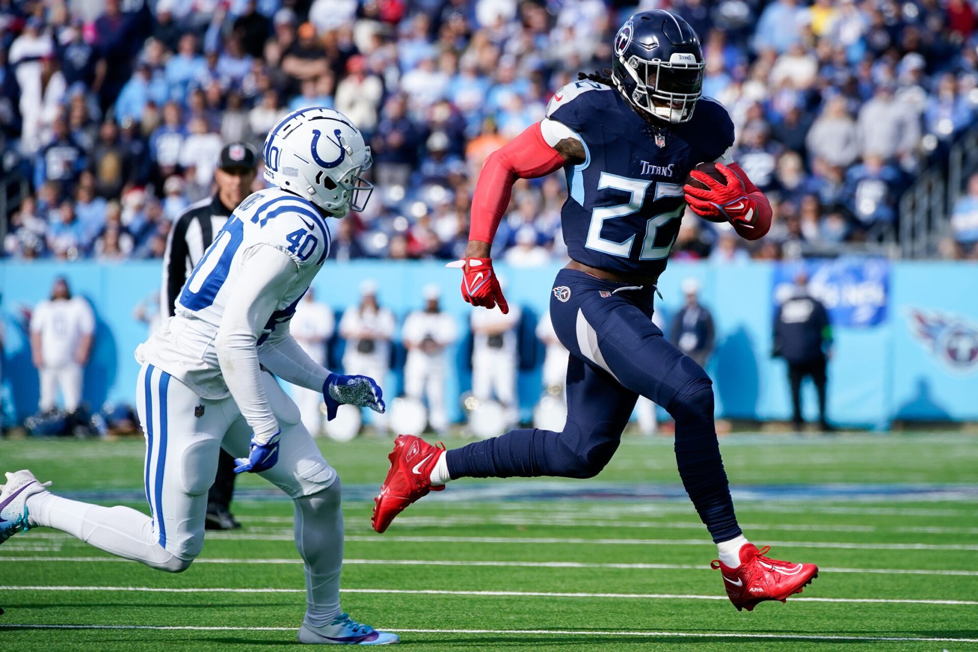 Tennessee Titans RB Derrick Henry (22) runs the ball against the Indianapolis Colts.