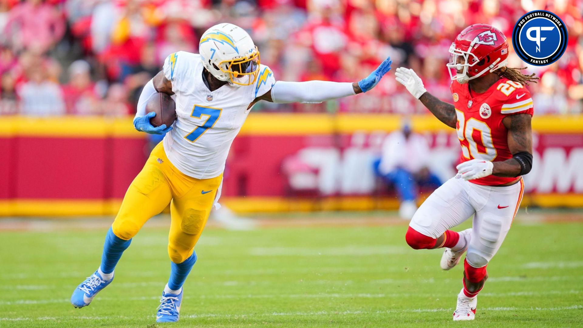 Los Angeles Chargers TE Gerald Everett (7) runs after the catch against the Kansas City Chiefs.