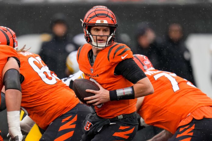 Cincinnati Bengals quarterback Jake Browning (6) drops back with the ball in the first quarter of the NFL Week 12 game between the Cincinnati Bengals and the Pittsburgh Steelers at Paycor Stadium in Cincinnati on Sunday, Nov. 26, 2023.