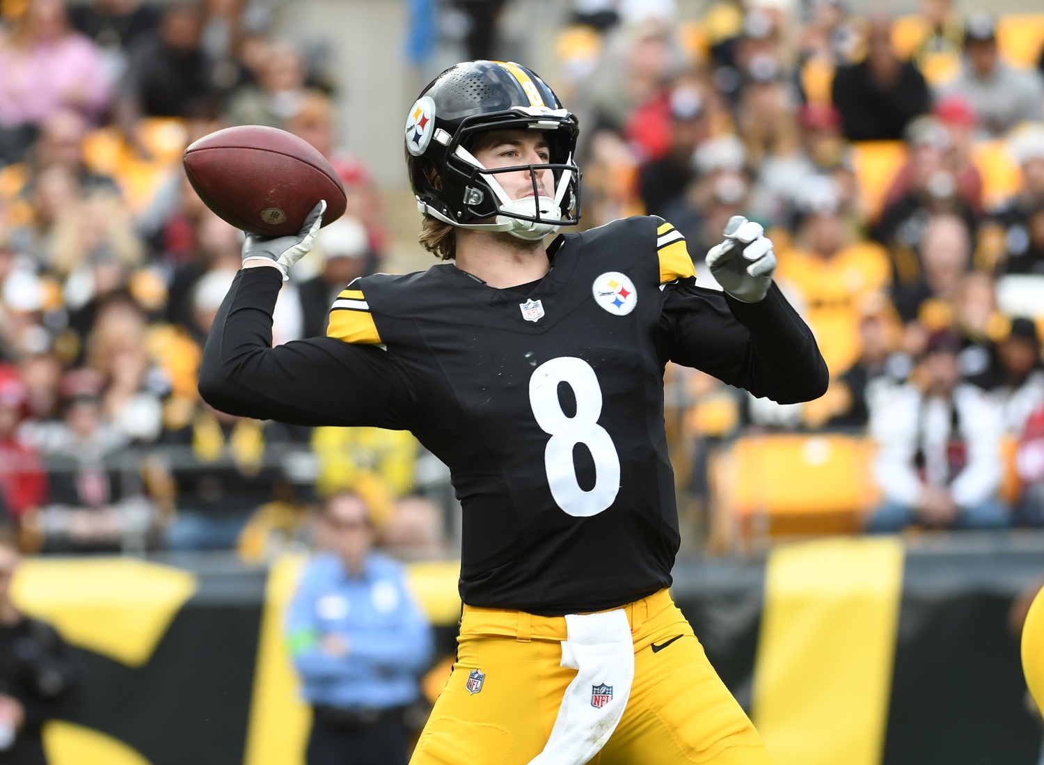Pittsburgh Steelers quarterback Kenny Pickett (8) passes the ball against the Arizona Cardinals during the second quarter at Acrisure Stadium.
