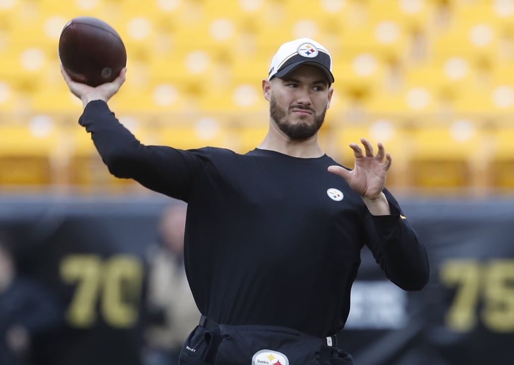Pittsburgh Steelers quarterback Mitch Trubisky (10) warms up before the game against the Arizona Cardinals at Acrisure Stadium.