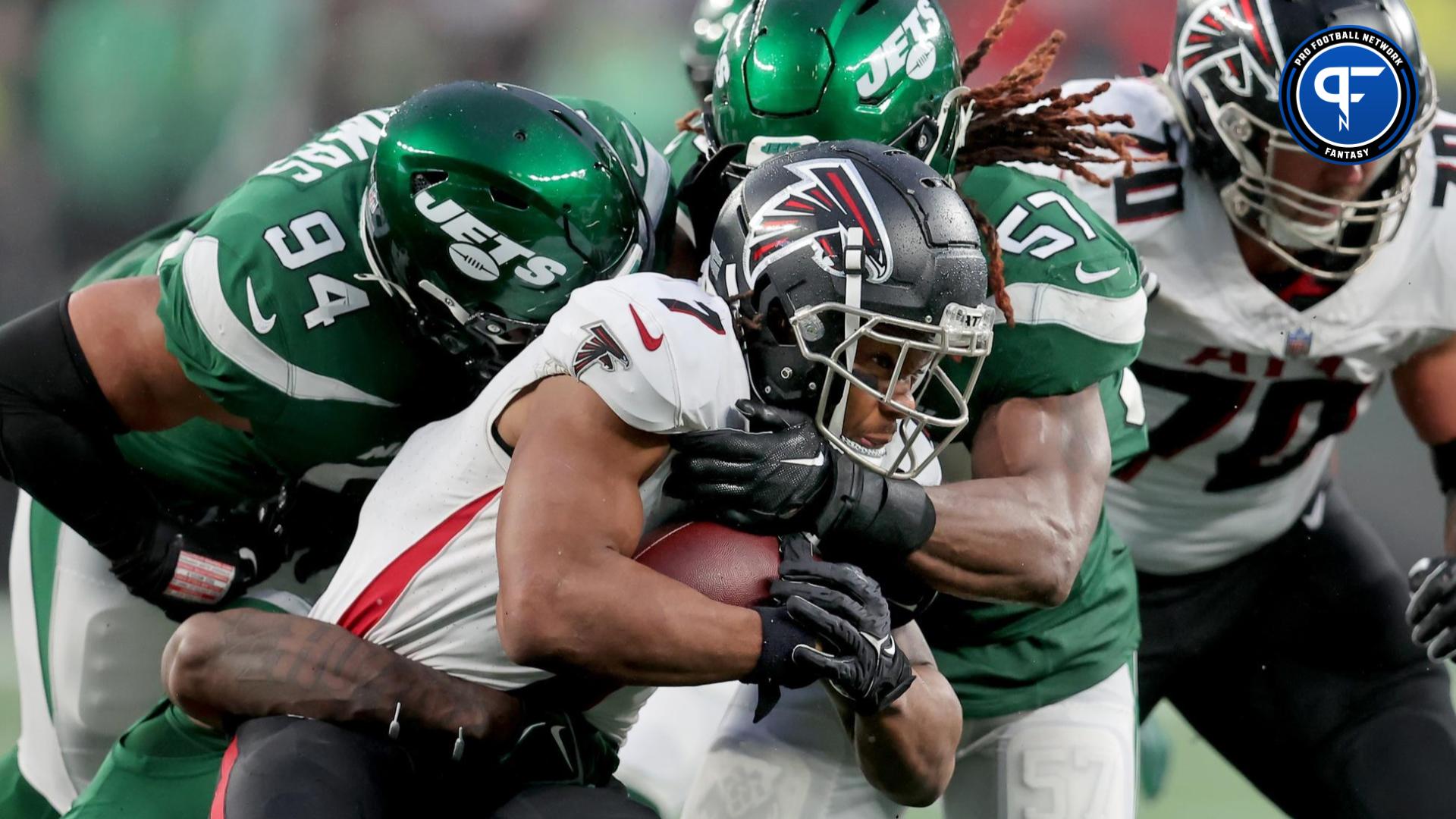 Atlanta Falcons running back Bijan Robinson (7) runs with the ball against New York Jets linebacker Quincy Williams (56) and defensive end Solomon Thomas (94) and linebacker C.J. Mosley (57) during the fourth quarter at MetLife Stadium.