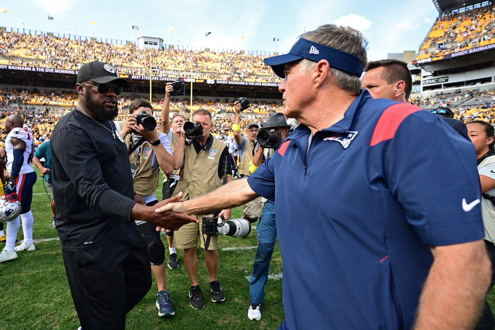 New England Patriots head coach Bill Belichick and Pittsburgh Steelers HC Mike Tomlin shake hands after a game.