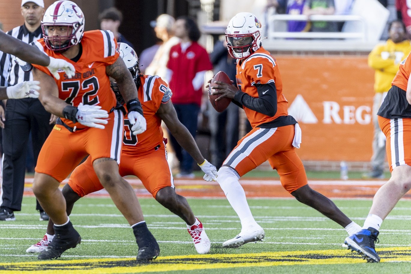 Malik Cunningham of Louisville (7) drops back to throw abasing the American squad during the second half of the Senior Bowl at Hancock Whitney Stadium.