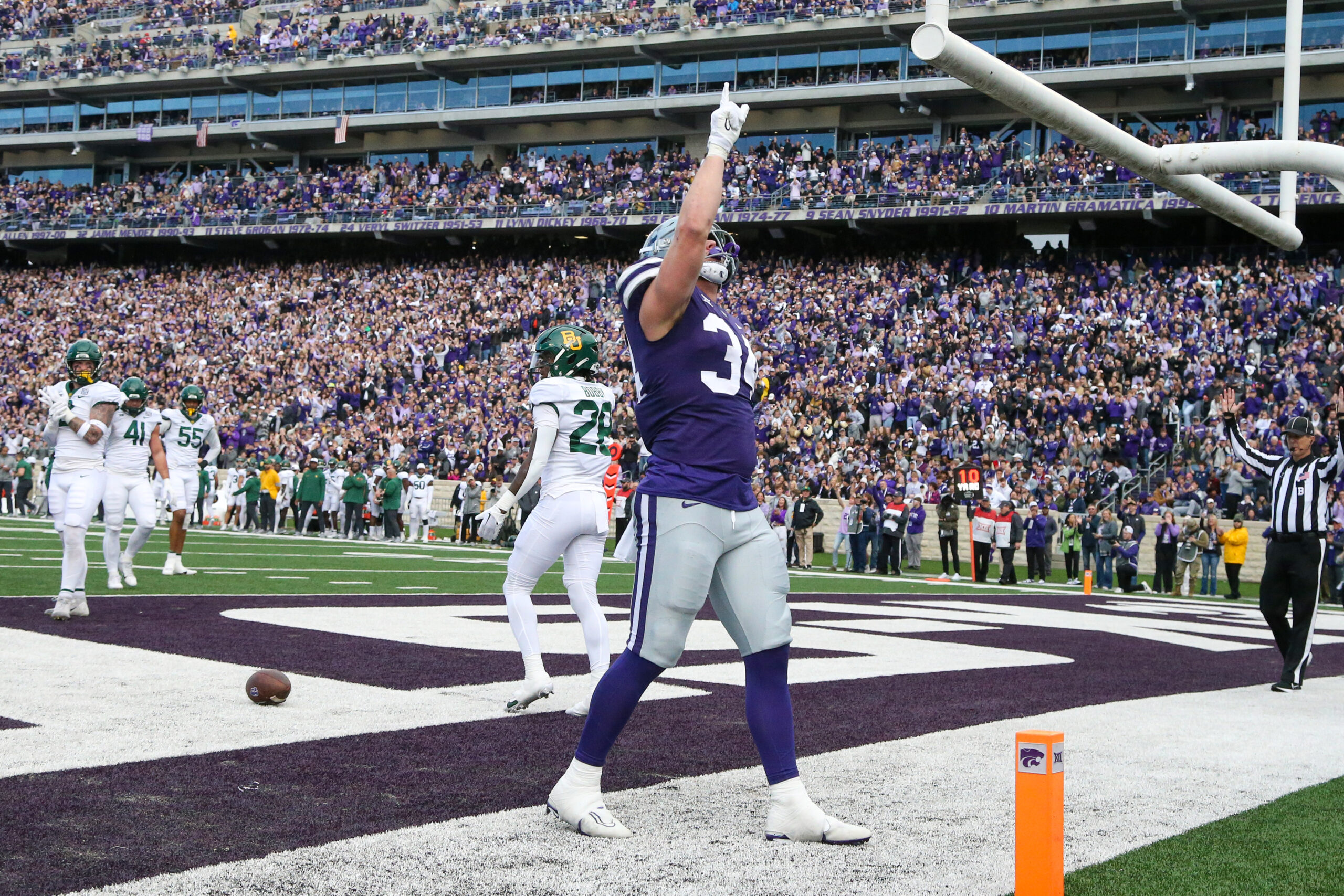 Kansas State Wildcats tight end Ben Sinnott (34) celebrates a touchdown catch during the second quarter against the Baylor Bears at Bill Snyder Family Football Stadium.