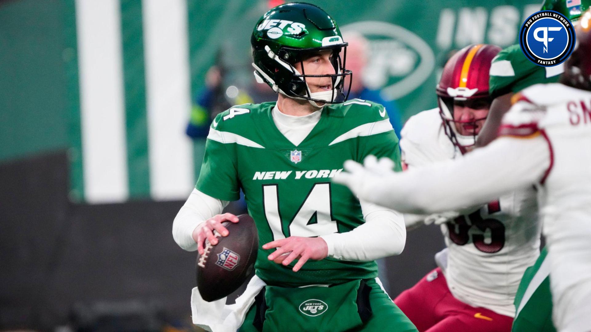 New York Jets quarterback Trevor Siemian (14) looks for an open teammate, at MetLife Stadium, Sunday December 24, 2023.