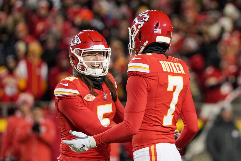 Kansas City Chiefs' fifth straight win preserves lead in jumbled AFC West  race