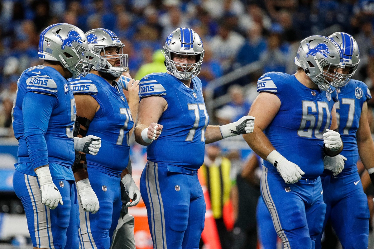 Detroit Lions center Frank Ragnow (77), center, fist bumps the offensive line before a play against Atlanta Falcons during the first half at Ford Field in Detroit.