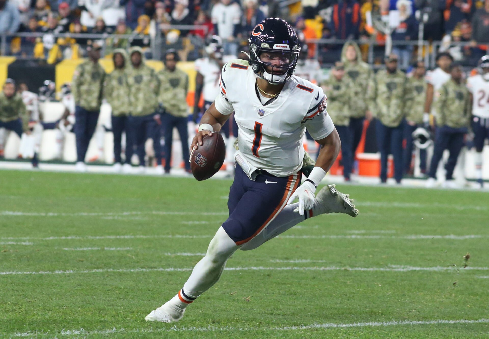 Chicago Bears quarterback Justin Fields (1) scrambles with the ball against the Pittsburgh Steelers during the third quarter at Heinz Field.