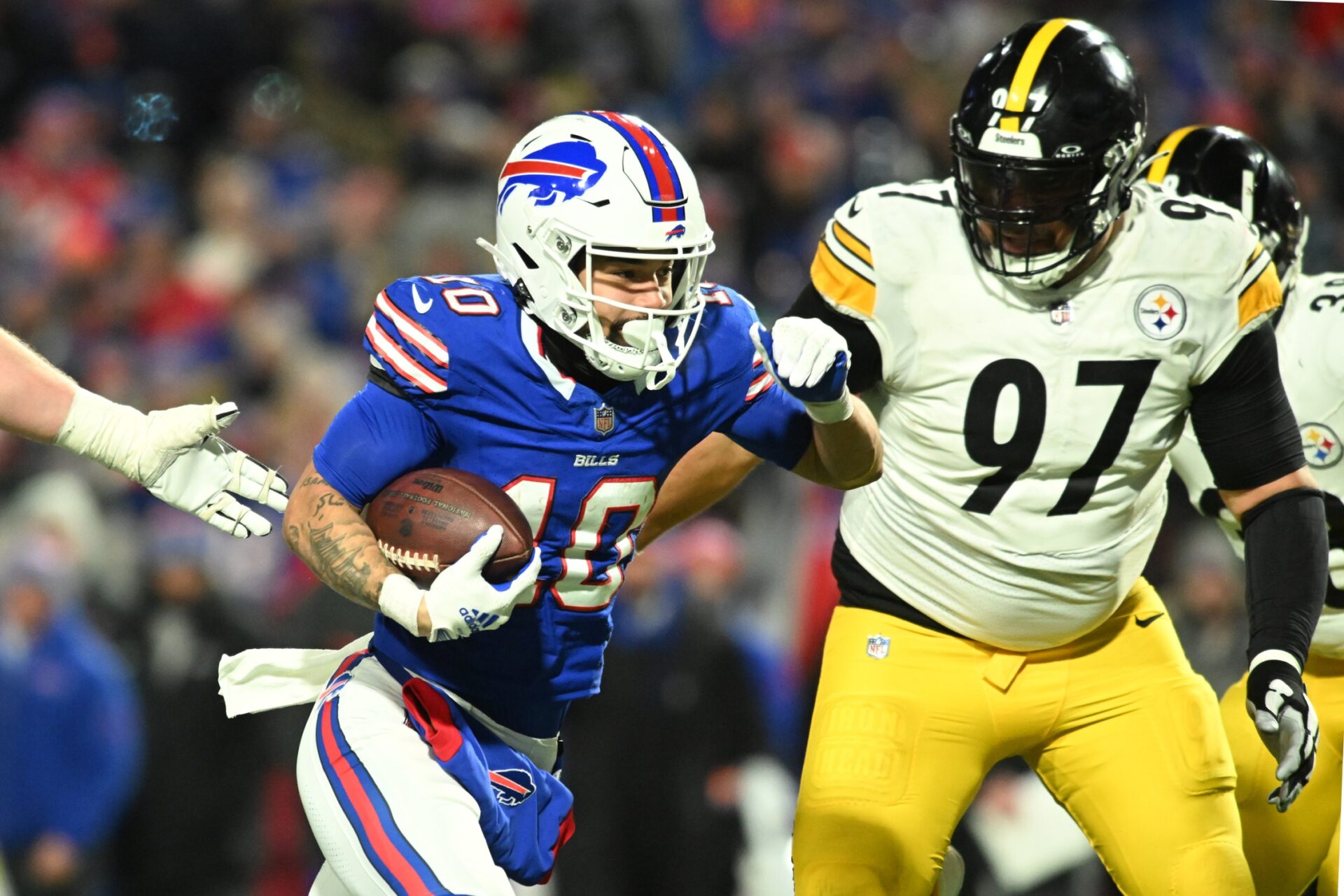 Buffalo Bills WR Khalil Shakir (10) runs with the ball against the Pittsburgh Steelers.