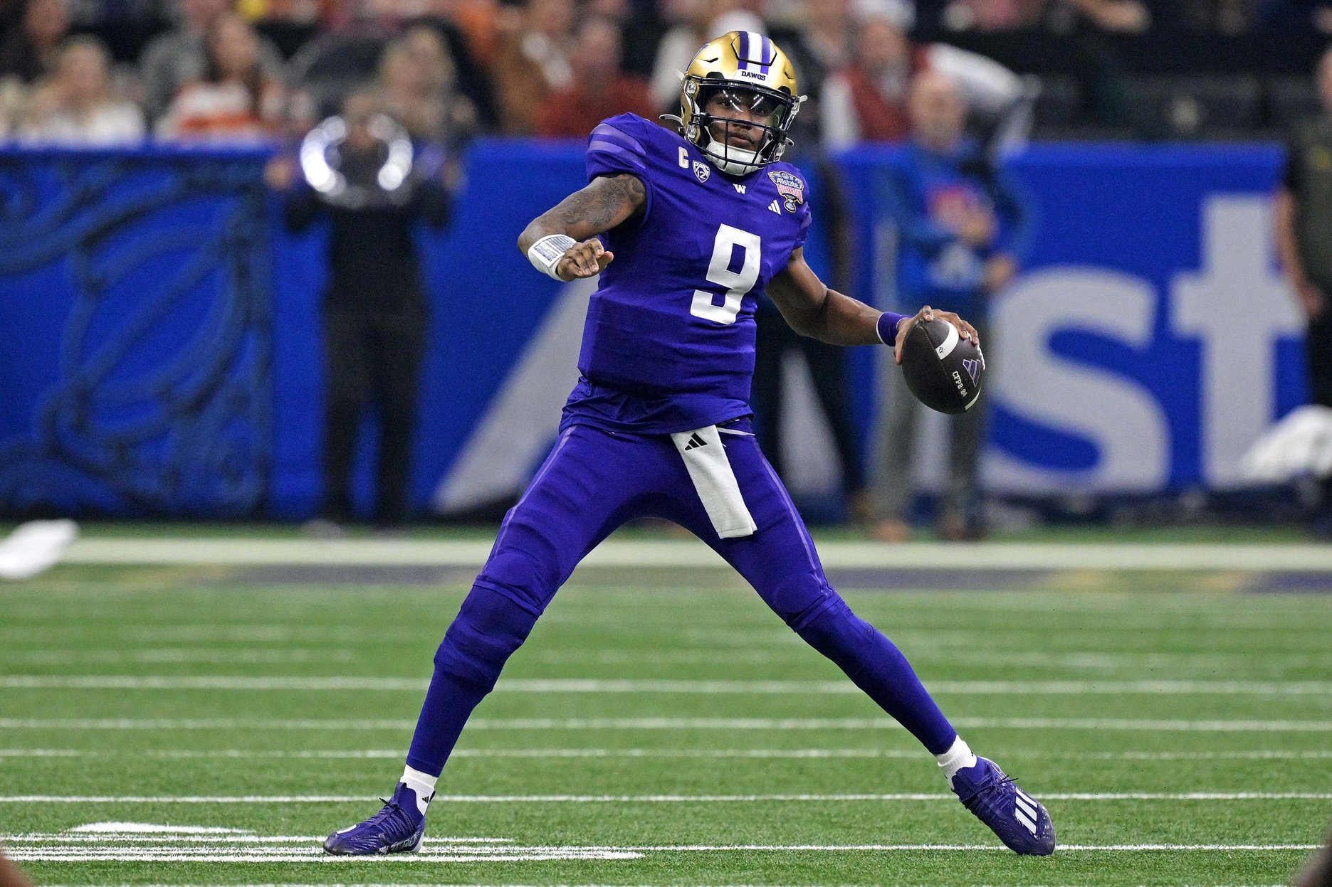 Washington Huskies QB Michael Penix Jr. (9) throws a pass against the Texas Longhorns.