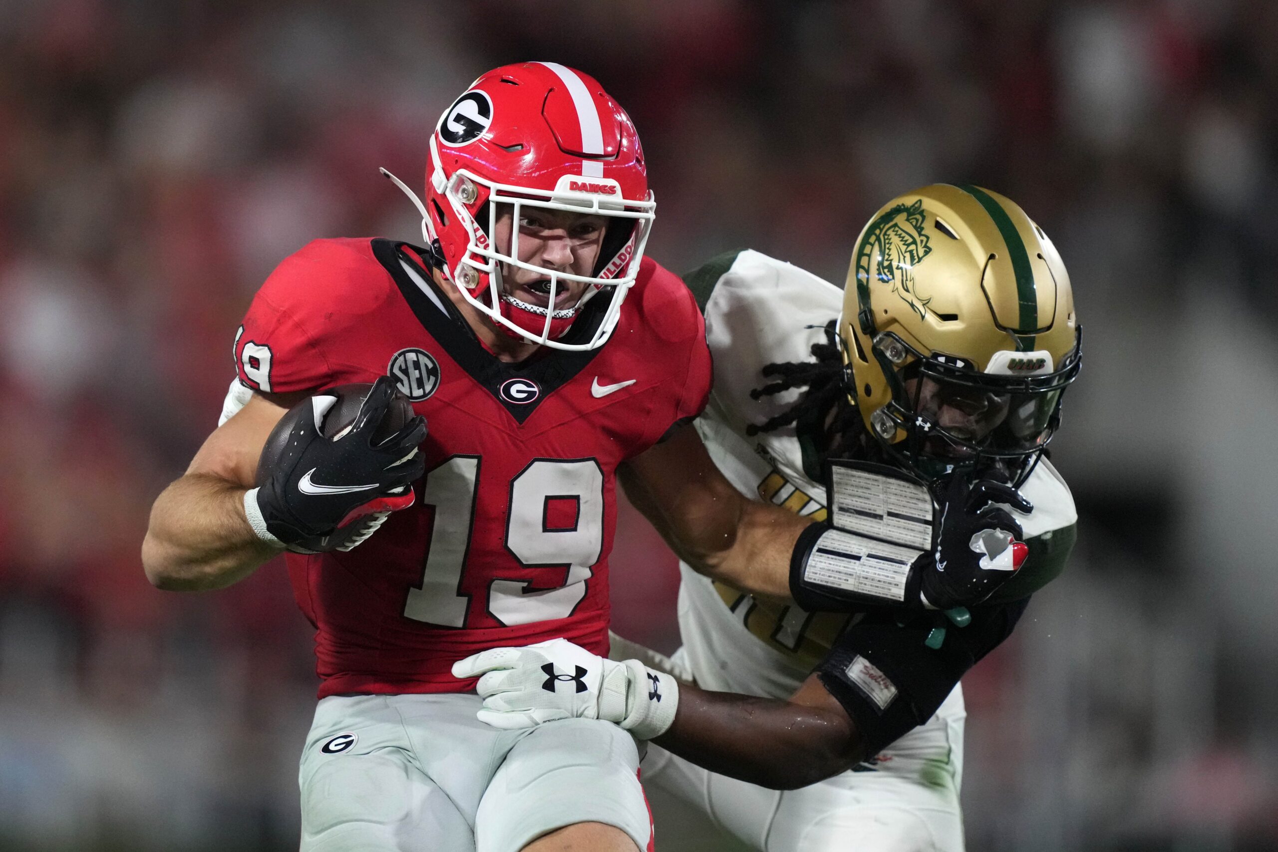 Georgia Bulldogs tight end Brock Bowers (19) scores on a 41-yard touchdown reception against against UAB Blazers linebacker Nikia Eason (10) in the first half at Sanford Stadium. Mandatory Credit: Kirby Lee-USA TODAY Sports
