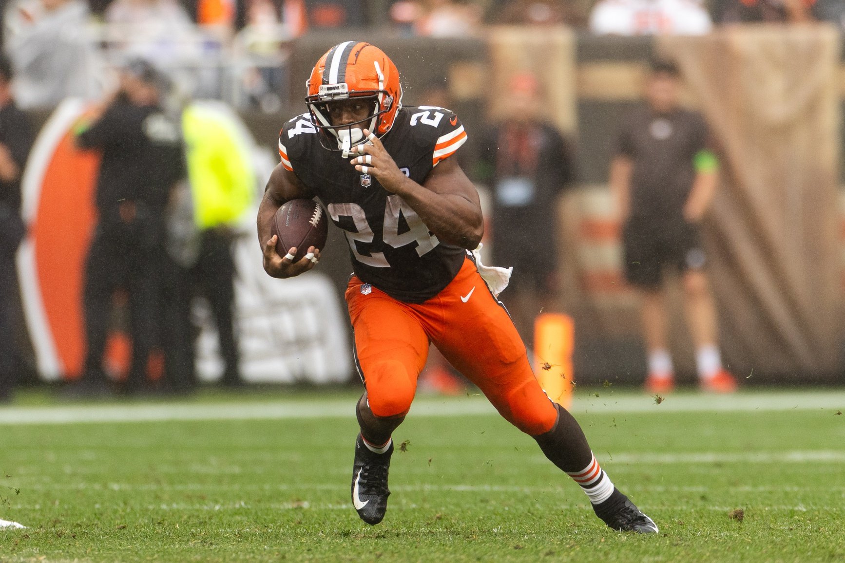 Cleveland Browns running back Nick Chubb (24) runs the ball against the Cincinnati Bengals during the third quarter at Cleveland Browns Stadium. Mandatory Credit: Scott Galvin-USA TODAY Sports