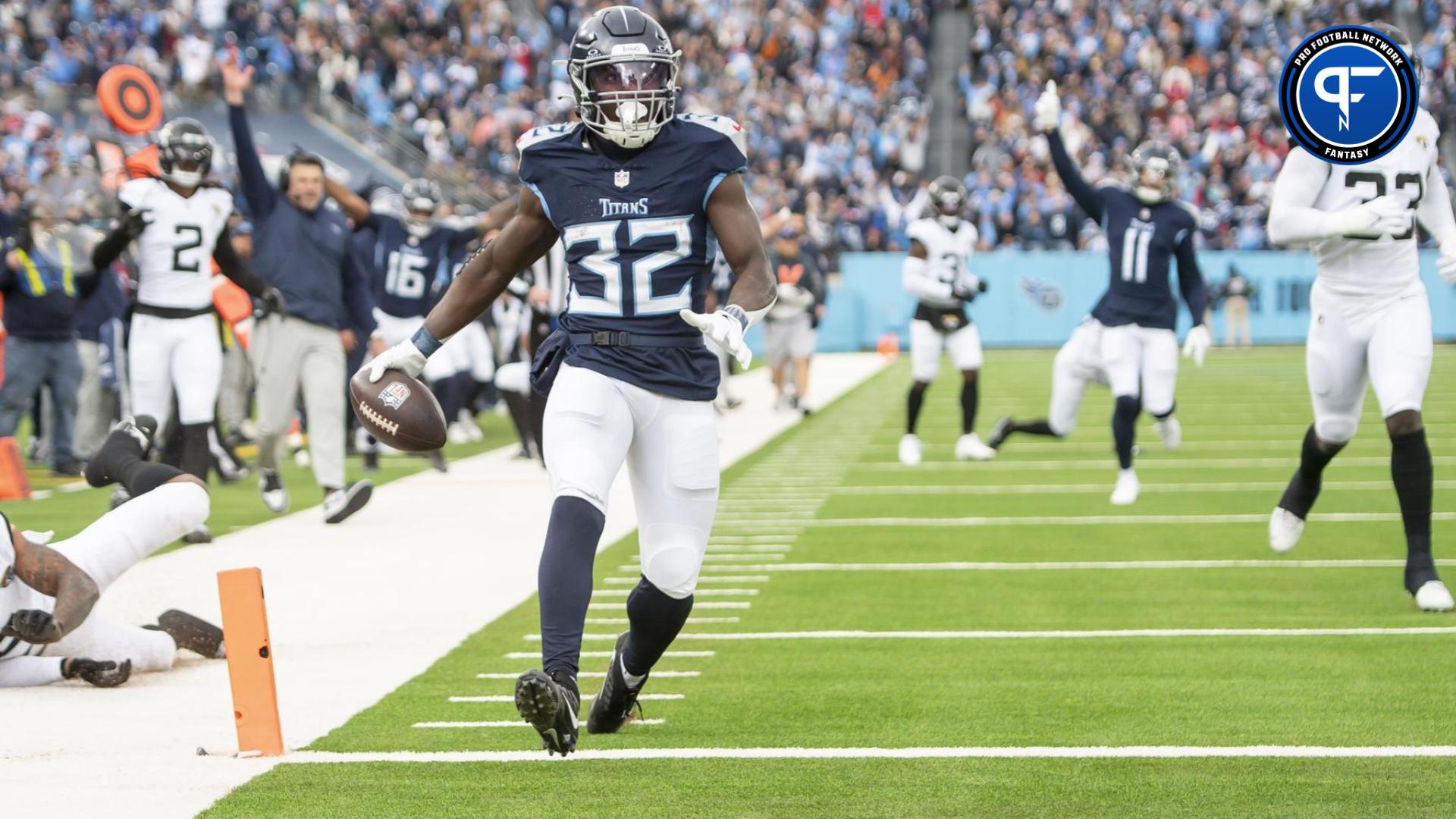 Tennessee Titans RB Tyjae Spears (32) runs in for a touchdown against the Jacksonville Jaguars.