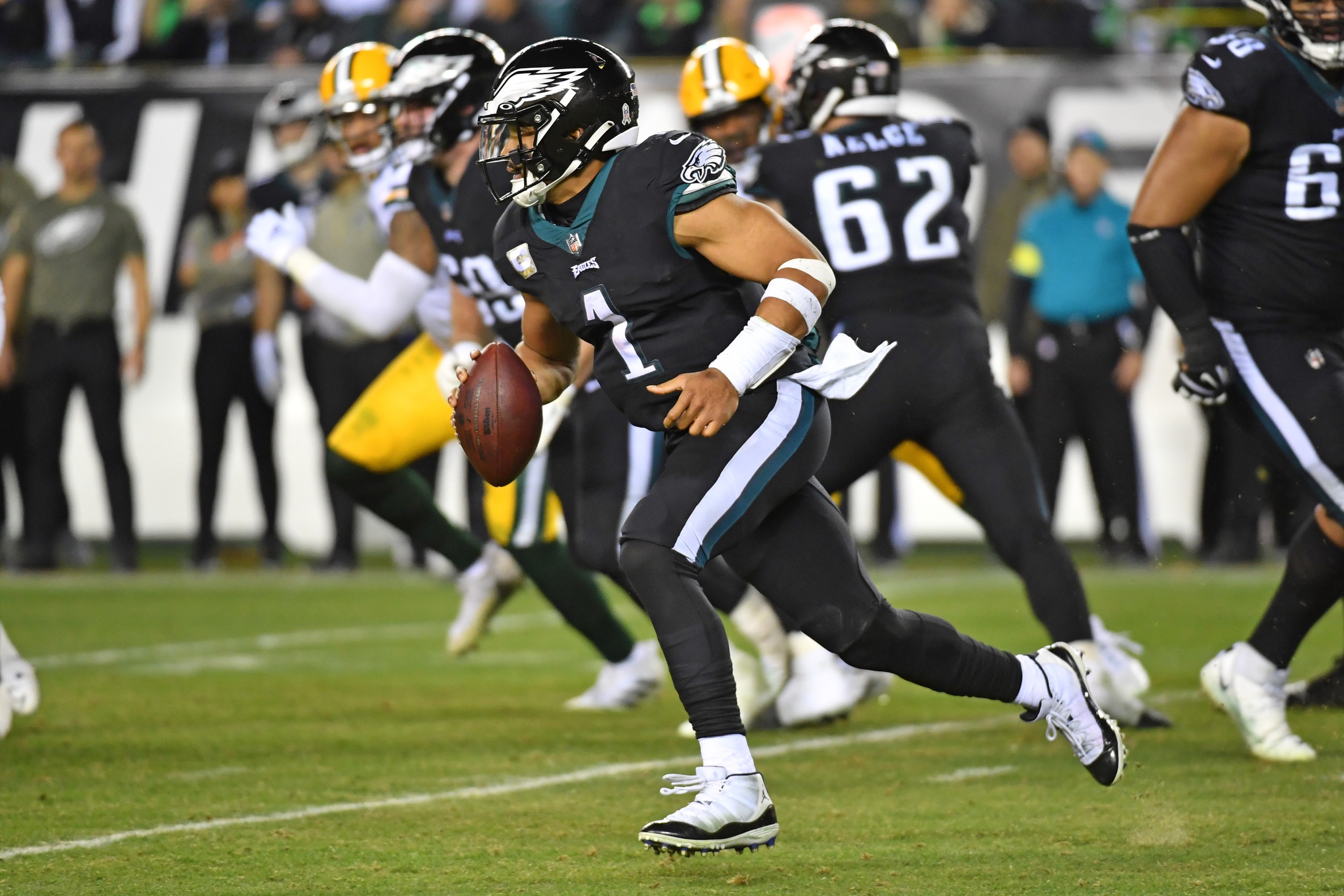 Philadelphia Eagles QB Jalen Hurts (1) runs with the ball against the Green Bay Packers.
